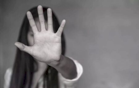Mãe chama facção para castigar filha após menina de 10 anos ir a motel com idoso