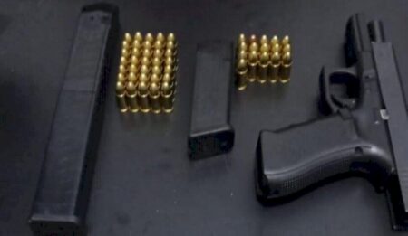 Denúncia de violência doméstica leva PM a descobrir crianças trancadas com armamento em casa