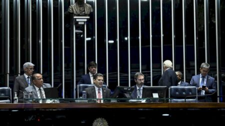 Com voto de Alcolumbre, Senado aprova aumento de deputados