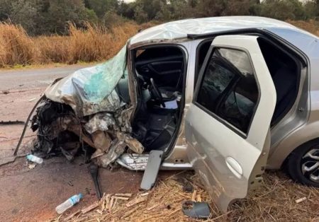 Veículo fica destruído após desviar de buraco e bater na lateral de carreta