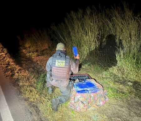 Depois de jogar mala pela janela, traficante consegue fugir com carro