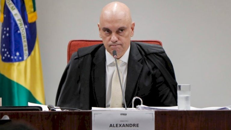Moraes manda por tornozeleira em Bolsonaro e proíbe uso de redes