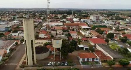 Após agredir esposa e filha, homem tenta atropelar PM e é contido a tiros