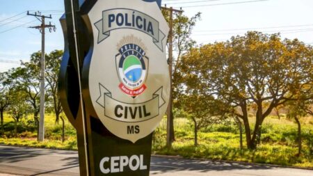 Homem agride empresário, joga pedras em veículos e é preso em MS