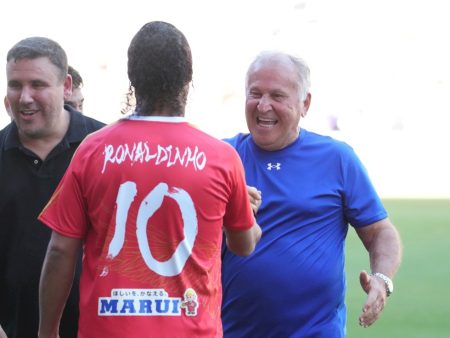 Zico realiza Jogo das Estrelas no Japão e reúne craques como Ronaldinho e Seedorf