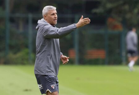 São Paulo crê em acerto rápido de rescisão de Zubeldía para ter Crespo contra o Flamengo