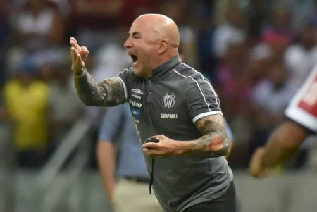 Santos avança por retorno de Sampaoli, que aguarda definição de Cleber Xavier