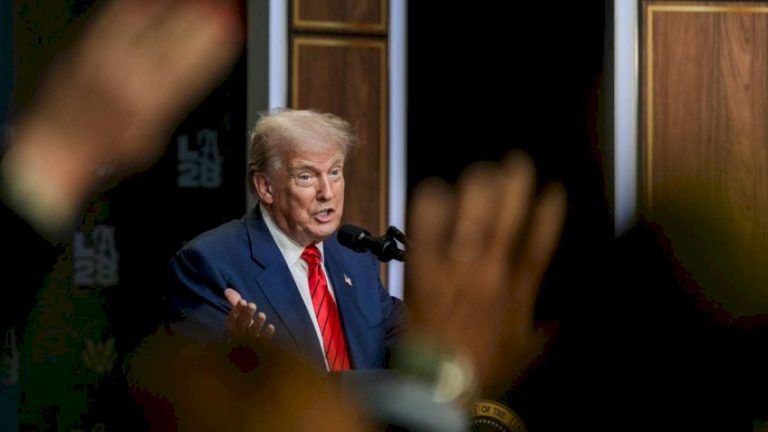 Bilhões de dólares fluindo aos EUA, diz Trump ao celebrar taxas