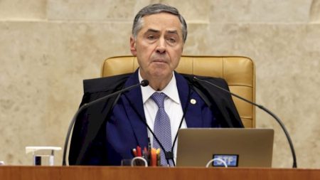 Julgamento de Bolsonaro traz grau de tensão ao país, diz Barroso