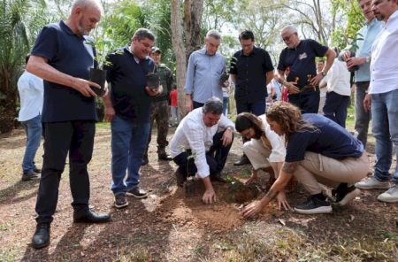 Plantio de árvores marca início da ação de compensação de carbono do Festival de Inverno 2025