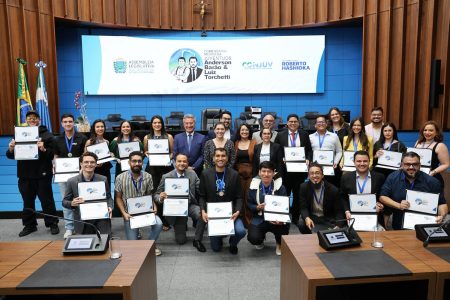 Em sessão solene na Alems, Hashioka e Conjuv entregam Comenda do Mérito da Juventude