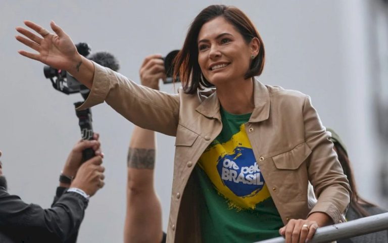 Michelle aceita disputar presidência se Bolsonaro não puder