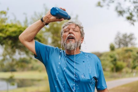 O novo fator que envelhece o corpo tanto quanto beber e fumar e a que todos estamos expostos