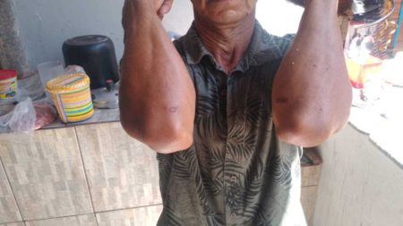 Idosa é vítima de importunação, pede ajuda e acaba arrastada pelo cabelo por funcionário em baile