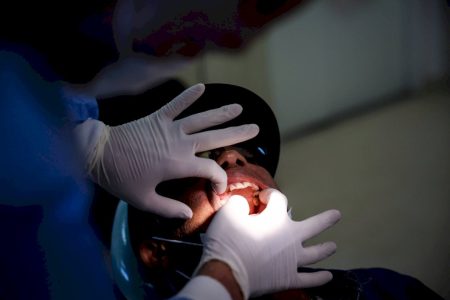 Bactérias e fungos da boca podem triplicar risco de câncer de pâncreas, diz estudo