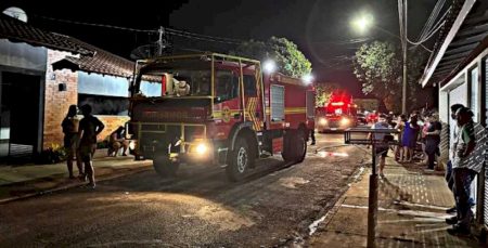 Casa é destruída por incêndio durante festa de aniversário em Aquidauana