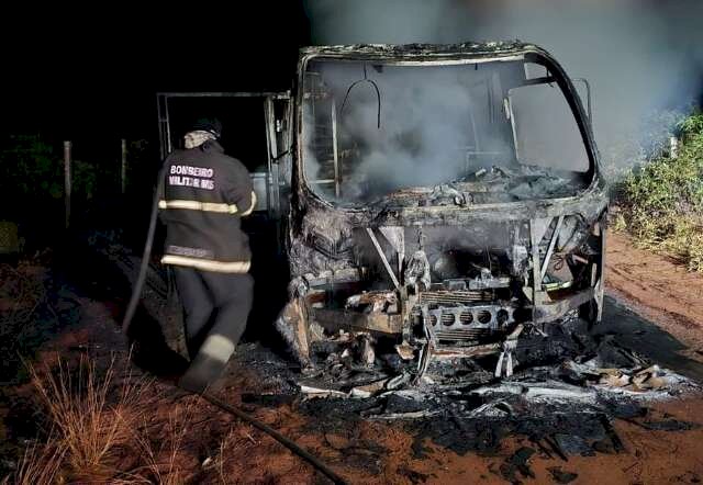 Ônibus escolar da Prefeitura de Nova Andradina é destruído por incêndio no Assentamento Teijin