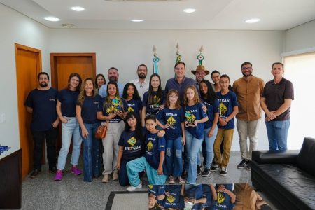 Estudantes campeões do FETRAN recebem homenagem na Prefeitura de Nova Andradina