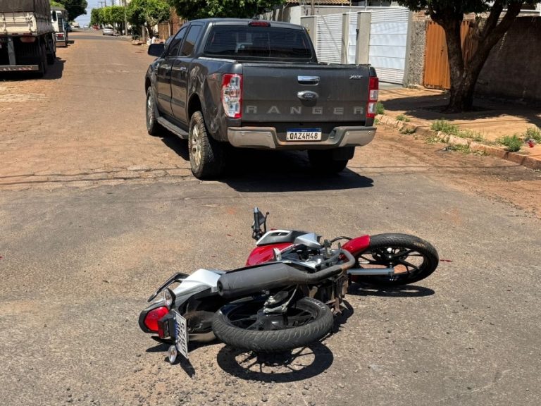 Jovem fica ferido em colisão entre moto e caminhonete em Nova Andradina