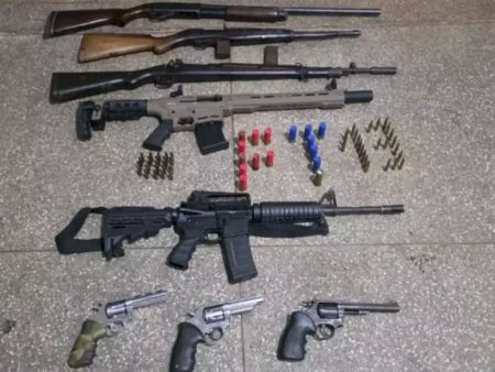 Polícia apreende fuzis durante abordagem a família