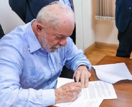 Lula veta mudança na Ficha Limpa que reduziria tempo de punição