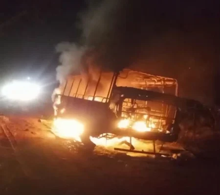 Micro-ônibus escolar da Prefeitura de Nova Andradina pega fogo na região da Teijin