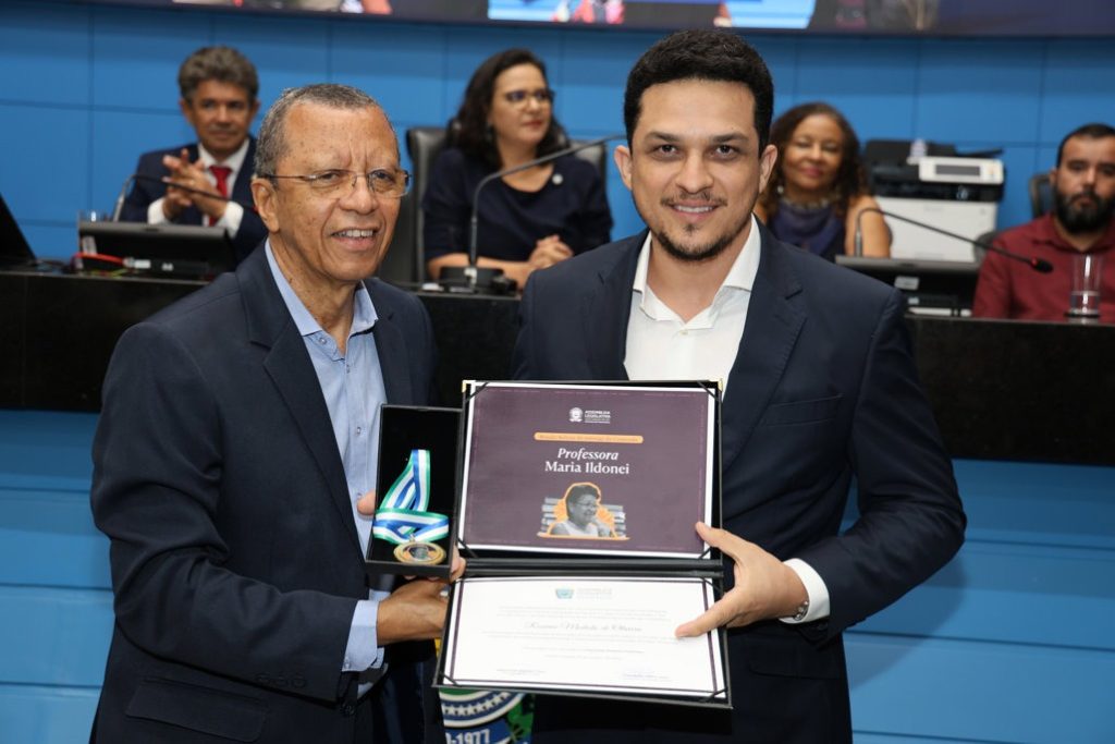 Hashioka agracia Rose Modesto com comenda em homenagem a profissionais da educação