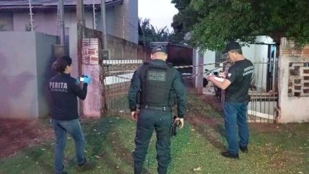 Morador ouve barulho e encontra homem morto na cozinha com facada nas costas