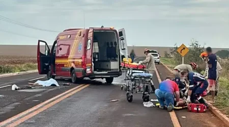 Rapaz morre e três ficam feridos após carro sair da pista e capotar.