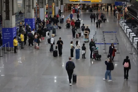 Câmara aprova gratuidade para bagagem despachada e de mão em voos domésticos.