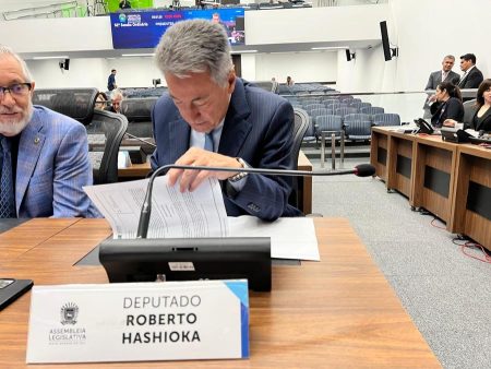 A Polícia Federal deflagrou, na manhã desta quarta-feira (22/10), a Operação Veterano para desarticular uma organização criminosa transnacional. Policiais federais cumprem 10 mandados de prisão preventiva e 24 de busca e apreensão em Mato Grosso do Sul, São Paulo, Paraná, Espírito Santo e Pernambuco. Os mandados foram cumpridos nas cidades de Mundo Novo, Itaquiraí, Eldorado, Sete Quedas, Santana do Paranaíba/SP, Ibiúna/SP, Barueri/SP, São Paulo/SP, Vinhedo/SP, Franca/SP, Ribeirão Preto/SP, Cascavel/PR, Catanduvas/PR, Serra/ES, Jaboatão dos Guararapes/PE e Recife/PE. A Justiça Federal também determinou o sequestro de dezenas de imóveis, incluindo bens de alto padrão e veículos dos investigados. A investigação apura a atuação de um grupo responsável pelo tráfico internacional de drogas e armas, com origem no Paraguai e na Bolívia. Durante a apuração que deu origem à operação de hoje, foram apreendidas mais de 13 toneladas de entorpecentes ligados ao grupo. Os investigados poderão responder pelos crimes de tráfico internacional de drogas e armas, organização criminosa e lavagem de dinheiro.