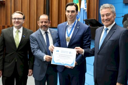Rodrigo Perez é homenageado como “Administrador Emérito” no Jubileu de Diamante da Administração em Mato Grosso do Sul