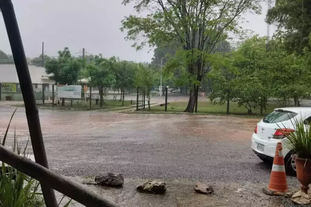 Chuva de 60 milímetros causa alagamentos e coloca Bonito em alerta.