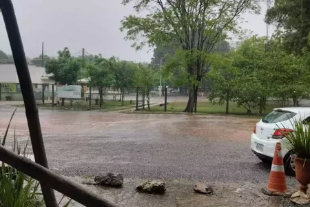 Chuva de 60 milímetros causa alagamentos e coloca Bonito em alerta.
