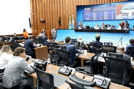 Deputados analisam 14 projetos em sessão ordinária nesta quarta-feira