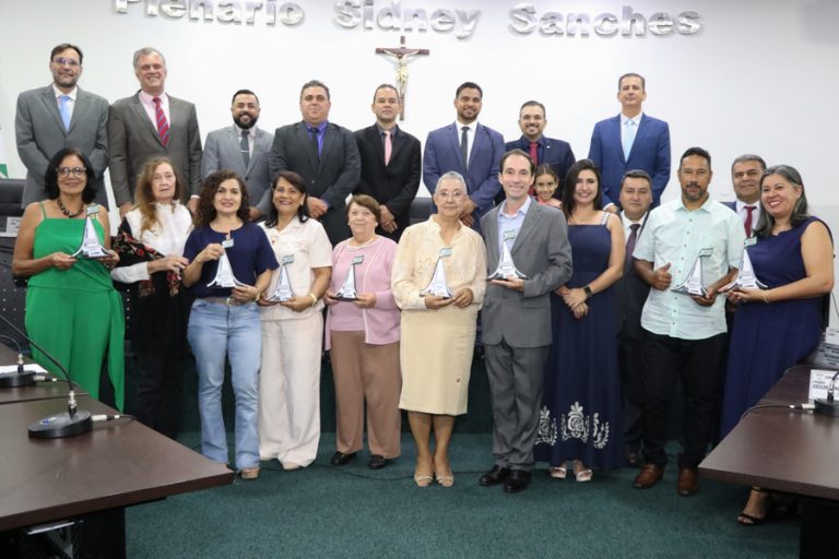 Câmara de Nova Andradina presta homenagem a professores em sessão solene