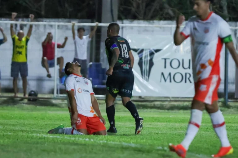 CRA goleia Comercial no Noroeste e mantém lugar na zona de acesso.
