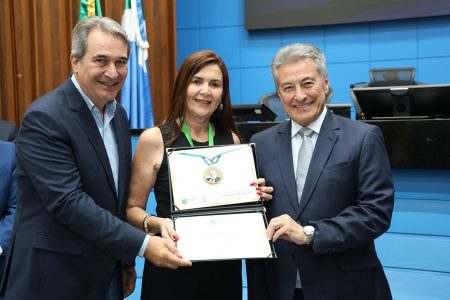 Em solene na Alems, Hashioka homenageia destaques da veterinária de Nova Andradina