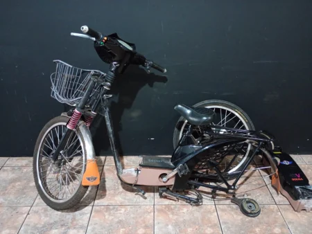 Vigia noturno encontra bicicleta elétrica desmontada e aciona a Polícia Militar.