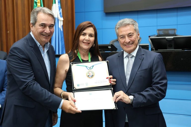 Em solene na Alems, Hashioka homenageia destaques da veterinária de Nova Andradina