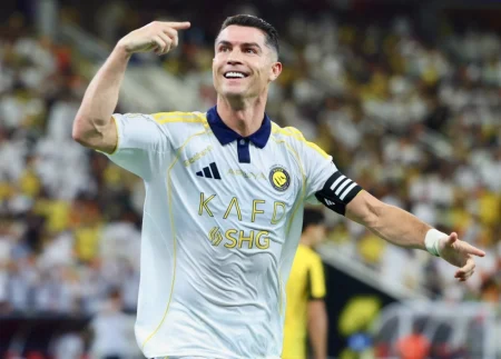 Cristiano Ronaldo se torna o primeiro bilionário do futebol após contrato.