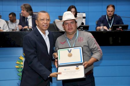 Locutor de rodeios é homenageado por Hashioka em sessão solene da Alems