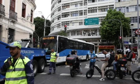 Rio amanhece em estágio de normalidade após dia de caos.