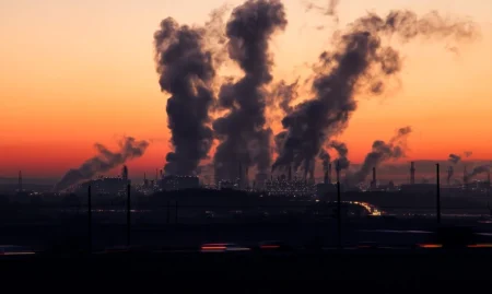 Níveis de CO² atingem recorde e alerta para impactos duradouros no clima.