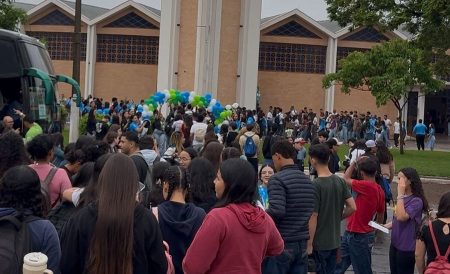 Milhares de jovens participam de peregrinação pelas ruas de Nova Andradina durante a JDJ 2025