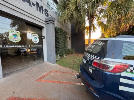 Condutor é preso por embriaguez após colidir em veículo estacionado em Nova Andradina.
