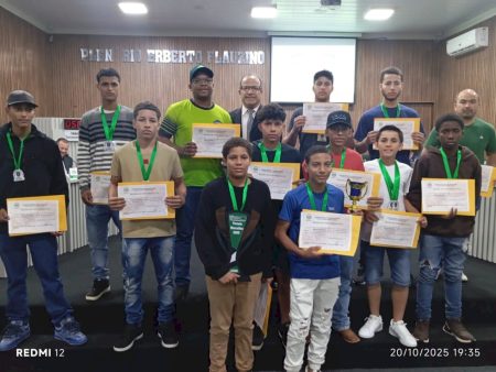 Vereador Edson Ibrahim homenageia equipe Suforros F.C Sub-17 pela conquista do campeonato Liga Terrinha.