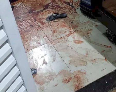 Rapaz é encontrado morto em apartamento com marcas de sangue