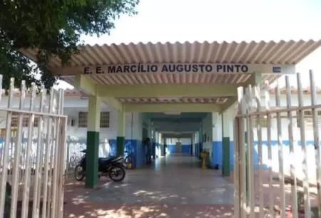 Estudante é esfaqueada nas costas por colega dentro da sala de aula