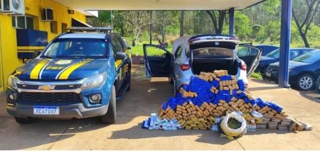 Veículo clonado é apreendido pela PRF com mais de 300 kg de maconha em Três Lagoas.